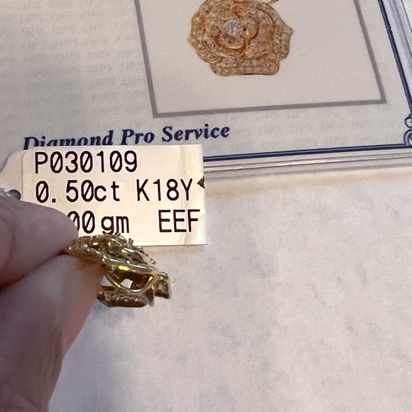 18k solid yellow gold diamond camelia pendant - Picture 4 of 7